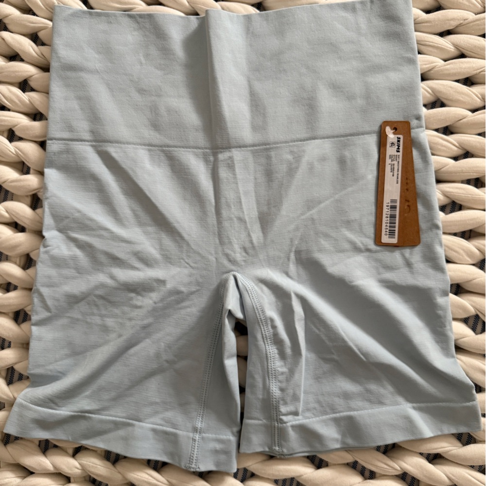 NWT SKIMS SOFT SMOOTHING SEAMLESS LIGHT BLUE SHORTS